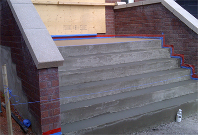 Réparation de béton - Application du ciment polymère avec treillis de nylon intégré. Travaux de réparation de balcon en béton effectués à Sainte-Julie sur la rive-sud de Montréal.
