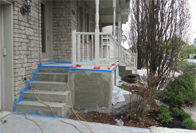 Préparation du balcon et marches en béton - Application du revêtement de finition et du scellant protecteur. Travaux de réparation de balcon en béton effectués à Brossard sur la rive-sud de Montréal.
