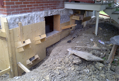 Réparation de solage en béton - Travaux de mise en place des ancrages et des coffrages artisanaux. Travaux de réparation de béton effectués à Longueuil sur la rive-sud de Montréal.

