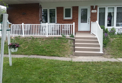 Réparation de marches et terrasse en béton - Réparation de béton au ciment polymère avec treillis de nylon intégré, correction des pentes, finition au Granexe et replacement des garde corps. Travaux de réparation de béton effectués à Chambly sur la rive-sud de Montréal.
