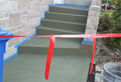 Réparation des marches et paliers en béton - Application du ciment polymère et reprofilage des pentes d'écoulement. Travaux de réparation de béton effectués à Saint-Lambert sur la rive-sud de Montréal.
