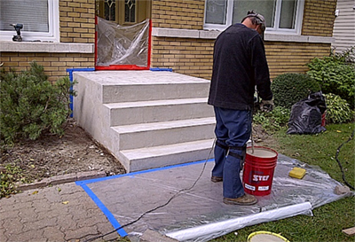 Réparation de balcon en béton - Les travaux de préparation et de ciment polymère sont exécutés. Nous appliquons maintenant le revêtement de finition au Granexe. Travaux de réparation de balcon en béton effectués à Saint-Jean-sur-le-Richelieu sur la rive-sud de Montréal.

