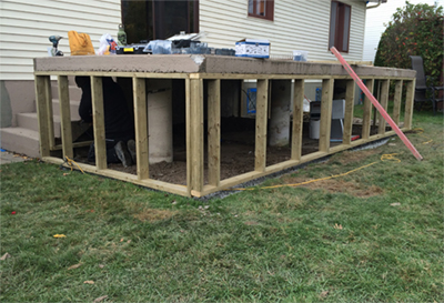 Réparation d'une terrasse et marches en béton - Travaux de construction de la structure des murs en bois traité. Travaux de réparation de béton effectués à Chambly sur la rive-sud de Montréal
