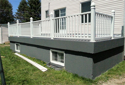 Réparation de terrasse et solage en béton - Travaux à petit budget: démolition du crépis existant et recouvrement du béton avec enduit d'acrylique et scellant protecteur. Travaux de réparation de béton effectués à Carignan sur la rive-sud de Montréal.

