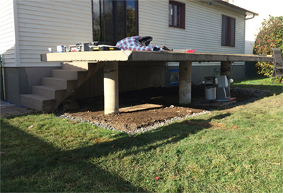 Réparation d'une terrasse et marches en béton - Travaux de préparation des pourtours et préparation des assises des murs latéraux. Travaux de réparation de béton effectués à Chambly sur la rive-sud de Montréal.
