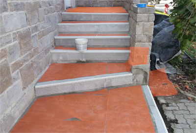 Réparation des marches et paliers en béton (armature) - Suite aux travaux de ponçage, mise en place du treillis de nylon et des coins structuraux de revêtement. Travaux de réparation de béton effectués à Saint-Lambert sur la rive-sud de Montréal.
