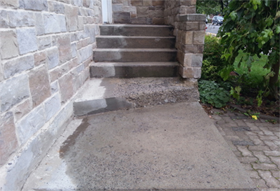 Réparation de marches et paliers en béton - Béton et muret endommagés par l'eau causé par une mauvaise orientation des pentes d'écoulement. Travaux de réparation de béton effectués à Saint-Lambert sur la rive-sud de Montréal.
