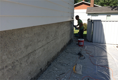 Réparation de solage en béton - Travaux de préparation, démolition du crépis existant et ponçage des surfaces. Travaux de réparation de balcon en béton effectués à Chambly sur la rive-sud de Montréal.
