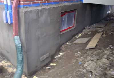 Réparation de solage en béton - Application du ciment polymère avec treillis de nylon intégré. Travaux de réparation de béton effectués à Longueuil sur la rive-sud de Montréal.
