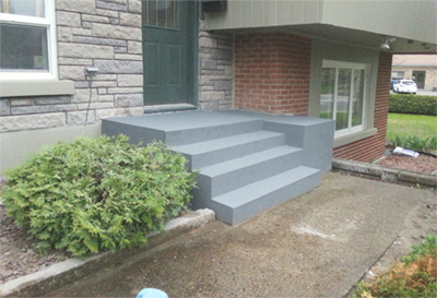 Réparation de marches et balcon en béton - Application du revêtement de finition. Travaux de réparation de balcon en béton effectués à Saint-Hilaire sur la rive-sud de Montréal.
