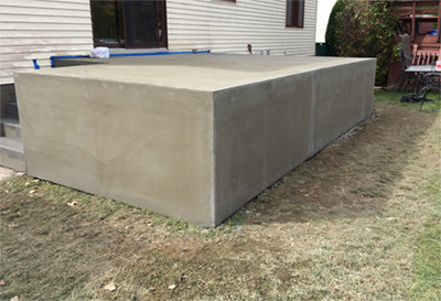 Réparation d'une terrasse et marches en béton - Travaux d'application du revêtement de finition au Granexe et application du scellant protecteur. Travaux de réparation de béton effectués à Chambly sur la rive-sud de Montréal.
