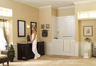 Baignoire à porte et douche American Standard - Salle de bain rénovée avec baignoire à porte et douche intégrée. Idéal pour des soins particuliers et pour tous les utilisateurs. Travaux de rénovation de salle de bain adaptée effectués à Saint-Lambert sur la rive-sud de Montréal.