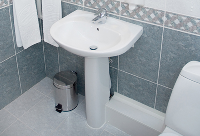 Rénovation de salle de bain existante - Projet de rénovation d'une petite salle de bain avec élégance et simplicité. Travaux de plomberie effectués à Saint-Basile-le-Grand sur la rive-sud de Montréal