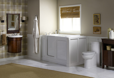 Baignoire à porte American Standard - Salle de bain rénovée avec baignoire à porte localisée près de la fenêtre créant ainsi un lieux de relaxation privilégié. Travaux de rénovation de salle de bain effectués à Saint-Lambert sur al rive-sud de Montréal.