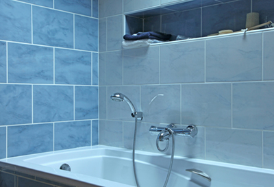 Rénovation de salle de bain avec niche - Projet de rénovation avec installation de bain et robinet douchette, niche de rangement et pose de céramique. Travaux de rénovation de salle de bain effectués à Boucherville sur la rive-sud de Montréal.