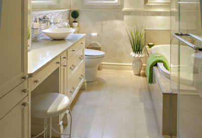 Salle de bain haute gamme - Salle de bain rénovée avec baignoire encastrée, douche en verre et matériaux de bon goût. Travaux de rénovation de salle de bain de luxe effectués à Boucherville sur la rive-sud de Montréal.