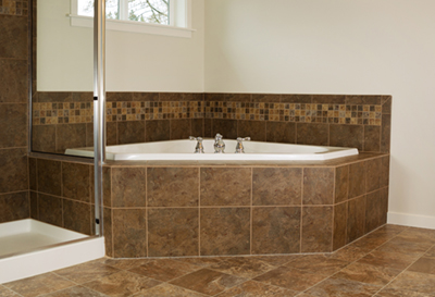 Rénovation de salle de bain existante projet 21 - Installation d'un bain podium et douche rapprochée avec porte en verre taillée sur mesure. Travaux de rénovation de salle de bain effectués à Brossard sur la rive-sud de Montréal.