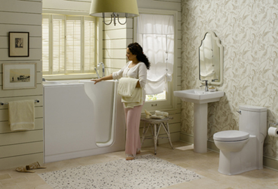 Baignoire à porte American Standard - Salle de bain rénovée avec baignoire à porte. Idéal pour les utilisateurs à mobilité réduite ou pour le confort et la détente de toute la famille. Travaux de rénovation de salle de bain adaptée effectués à Sainte-Julie sur la rive-sud de Montréal.