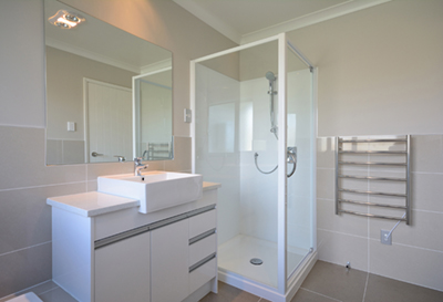 Projet de rénovation de salle de bain très éclairée de bon goût - Rénovation de salle de bain de bon goût, actuel, simple et épuré avec chauffe serviette intégré. Travaux de rénovation de salle de bain effectués à Beloeil sur la rive-sud de Montréal.