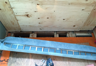 Installation de drain linéaire Zita de la douche. Travaux de rénovation de salle de bain réalisés à Sainte-Julie sur la rive-sud de Montréal.