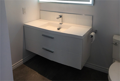 Rénovation de salle de bain, installation d'une vanité et d'un miroir lumineux. Travaux de rénovation de salle de bain réalisés à Longueuil sur la rive-sud de Montréal.