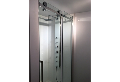 Installation d'une douche Zita avec le système Schluter, robinetterie Riobel, porte de douche Zita. Travaux de rénovation de salle de bain réalisés à Saint-Jean-sur-Richelieu sur la rive-sud de Montréal.